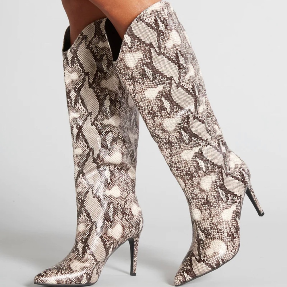CHINESE LAUNDRY Womens Gray/Brown faux Snake skin boot size 9.5